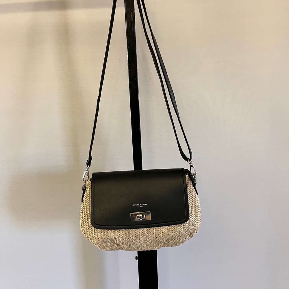 Chic Crossbody Bag with Black and Tan Design